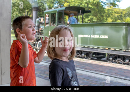Hesston Indiana USA, 15. September 2019; ein kleiner Junge kann kaum seine Aufregung enthalten wie eine antike Zug zieht in der Station und er bekommt eine zu haben Stockfoto