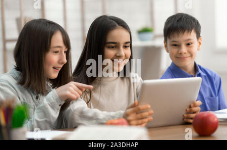 Kinder Videos auf digitale Tablet in der Klasse Stockfoto