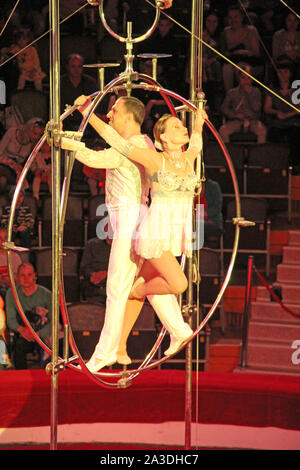 Gomel Weißrussland - Mai 20, 2018: Zirkus Nummer. Equilibrists zeigen Tricks, die während der Durchführung der Turnerinnen in den Zirkus. Gymnasts equilibrists im Zirkus Stockfoto