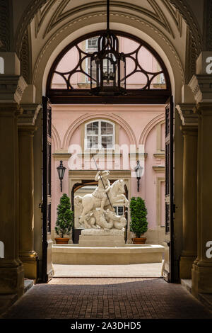 Der Innenhof mit einem Springbrunnen in der primas Palace. Bratislava. Slowakei Stockfoto