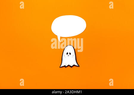 Baby Ghost mit Sprechblase auf orange Hintergrund Stockfoto