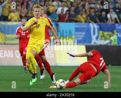 Lemberg, Ukraine - Juni 7, 2019: Oleksandr Sintschenko der Ukraine (in Gelb) Angriffe während der UEFA EURO 2020 Qualifikationsspiel gegen Serbien im Arena Stadion Lemberg in Lemberg. Die Ukraine gewann 5-0 Stockfoto