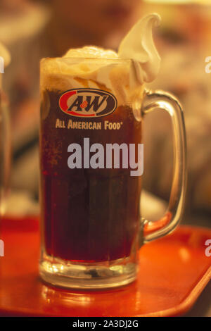 Root Beer alkoholfreie Getränke in einer grossen Tasse bei A&W fast food Restaurant in Indonesien Stockfoto