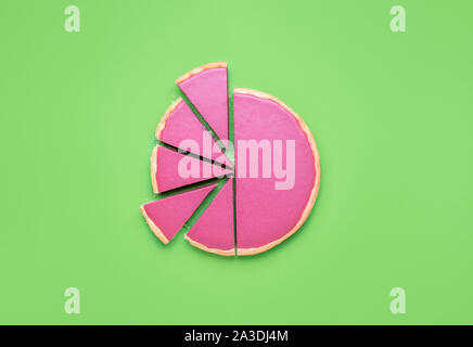 Ruby Mousse au chocolat Torte mit der Hälfte ganze und halbe in Stücke geschnitten, auf grüner nahtlose Hintergrund. Flach rosa Schokolade Torte mit Segmenten. Stockfoto