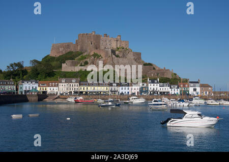 Die gewaltigen historischen mittelalterlichen Stadtmauer Mont Orgueil Castle Webstuhl über dem malerischen Dorf und den Hafen von Gorey. Jersey, Channel Islands. Stockfoto