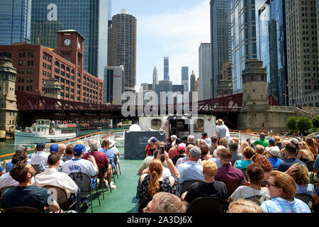 Touristen auf dem obersten Deck des Chicago Architecture Center Fluss geführte Tour Chicago Illinois Vereinigte Staaten von Amerika Stockfoto