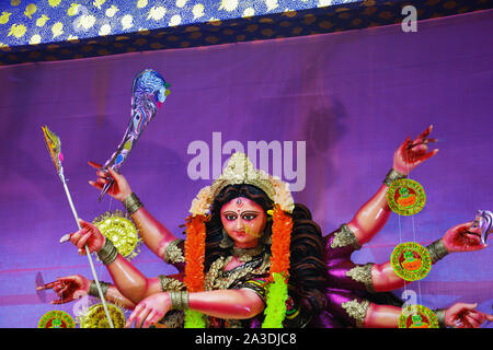 Göttin Durga Idol an Durga Puja Pandal im Dorf der ländlichen Westbengalen das größte religiöse Fest der Menschen von West Bengal oder bengalis eingerichtet Stockfoto