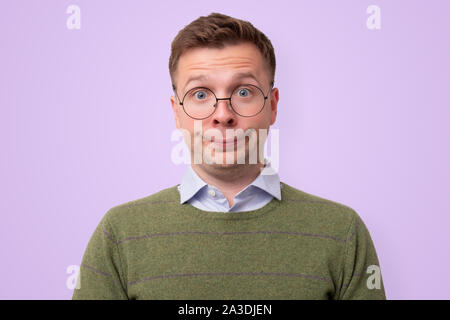 Jungen kaukasischen Mann Student in lustige Brille verwirrt. Stockfoto