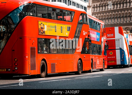 Warteschlange der roten Londoner Doppeldecker in London Street, Der erste London Bus aufgezeichnet wurde 1829 Stockfoto