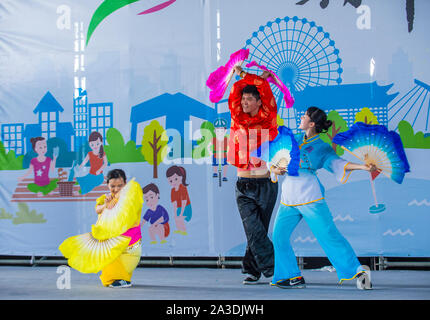 Taiwanesische Tänzer treten beim Taipei Dragon Boat Festival 2019 in Taipei Taiwan auf Stockfoto