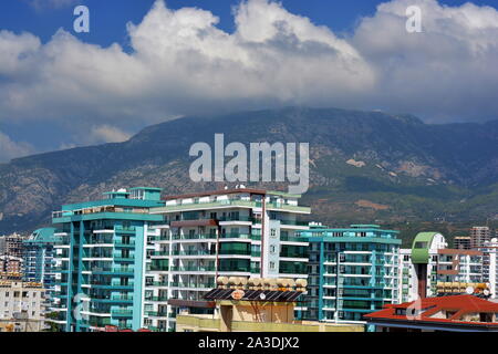 Urbane Landschaft von MAHMUTLAR, Alanya Türkei. Dach- und STADTBILD auf HOCHHÄUSER und Appartementblocks, Geschäfte und Hotels entlang der Beach Road. Stockfoto