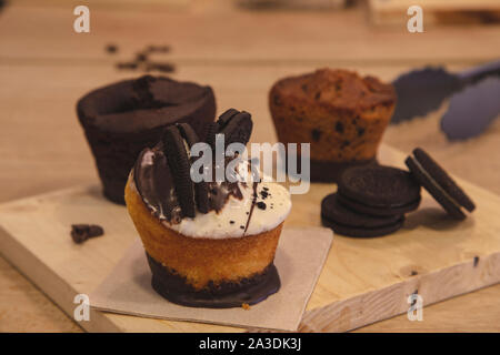 Winige Muffins auf Holzbrett auf Hintergrund Stockfoto