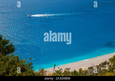 Motor Yacht Passing Egremni Strand an der Westküste der Insel Lefkada / Lefkas Insel, Griechenland Stockfoto