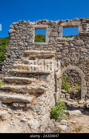 Ruinen auf dem Gelände des Rogachevo Village Ayios Georgios (St. George), Lefkada/Kos Insel, Griechenland Stockfoto