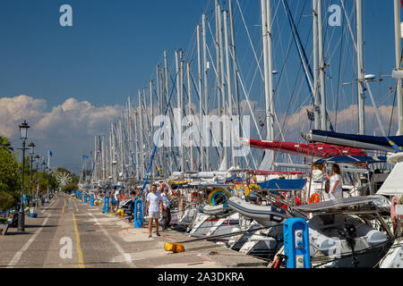 Yachten vor Anker entlang der Hafenpromenade Stadt Preveza, Epirus, GRIECHENLAND Stockfoto