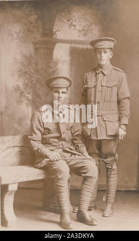 Jahrgang des frühen 20. Jahrhunderts photographische Postkarte zeigt zwei britische Soldaten Stockfoto