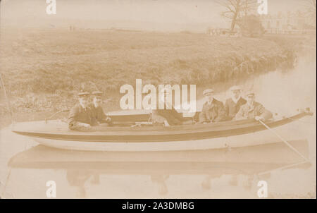 Jahrgang 1909 Leytonstone photographische Postkarte, die sechs Männer, die in einem Ruderboot. Zwei der Männer, die Uniformen tragen. Stockfoto