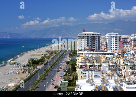 Urbane Landschaft von MAHMUTLAR, Alanya Türkei. Dach- und STADTBILD auf HOCHHÄUSER und Appartementblocks, Geschäfte und Hotels entlang der Beach Road. Stockfoto