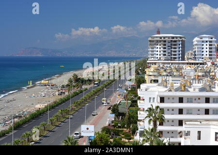 Urbane Landschaft von MAHMUTLAR, Alanya Türkei. Dach- und STADTBILD auf HOCHHÄUSER und Appartementblocks, Geschäfte und Hotels entlang der Beach Road. Stockfoto