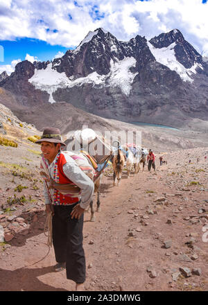 Reiter in der traditionellen Quechua Kleid nach Spuren durch die Anden. Ausungate Trail, Cusco, Peru Stockfoto