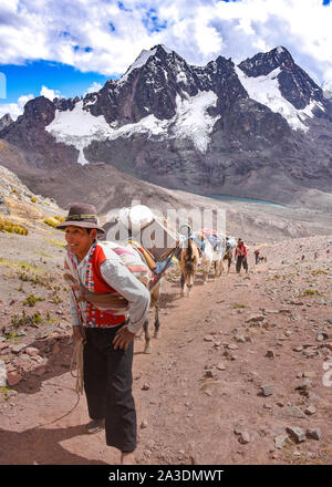 Reiter in der traditionellen Quechua Kleid nach Spuren durch die Anden. Ausungate Trail, Cusco, Peru Stockfoto