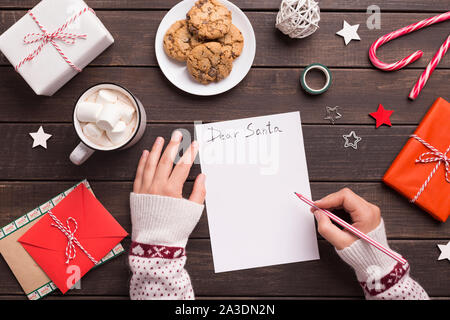 Frau schreiben Brief an Santa mit Wünschen Stockfoto