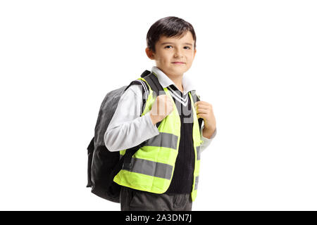 Kleine Junge mit Rucksack und Warnweste auf weißem Hintergrund Stockfoto