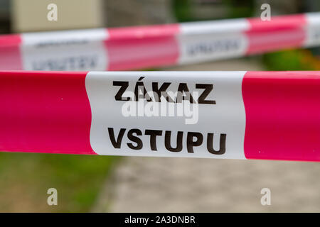 Ein Cordon mit den Worten "Zakaz vstupu", die in der Slowakischen bedeuten, "Kein Eintrag" oder "Eintritt verboten" Stockfoto