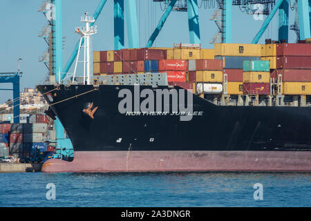 Algeciras Hafen; Spanien; Oktober/06/2019; M/v Nördlichen Jubille Container schiff beladen an Maersk APM Terminals Container. Stockfoto