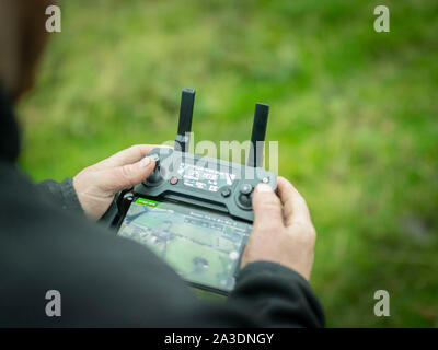 DJI Mavic Pro Platinum Drone Controller mit iPhone Schnittstelle junger Mann Hobby Stockfoto