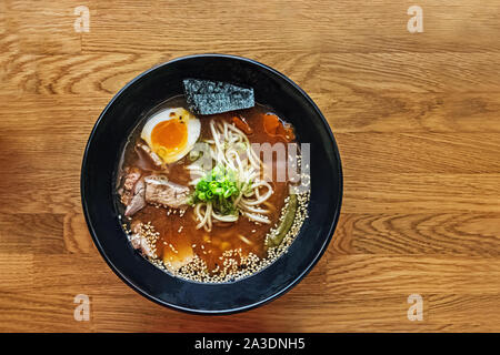 Köstliche traditionelle japanische Suppe ramen auf dem hölzernen Tisch Stockfoto