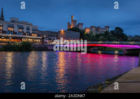 Nacht lebendigen Blick auf die Fußgängerbrücke über den Fluss Ness, Inverness. Stockfoto