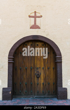 Rustikale Holz Türen und am vorderen Eingang des Santa Ines Mission Church in Solvang, Kalifornien Kreuz Stockfoto