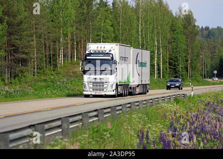 Weiß Volvo FH 500 Lkw Riihimaki vor VR Transpoint transport Anhänger auf der Autobahn an einem Tag im Sommer. Jyvaskyla, Finnland. Juni 7, 2019. Stockfoto