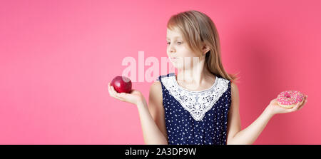 Ein Bild von einer Frau die Wahl zwischen Apple und Donut Stockfoto