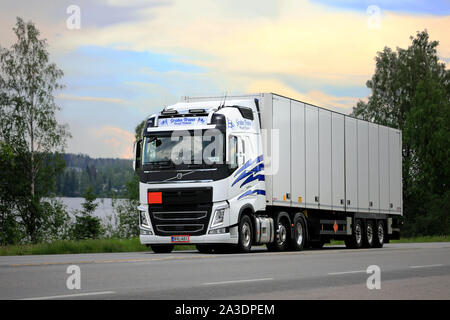 Weiß Volvo FH 500 Auflieger von Grahn Trans Hols waren entlang der Autobahn 4 im Abendlicht im Sommer. Jyvaskyla, Finnland. Juni 8, 2019. Stockfoto