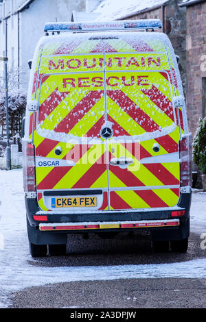 RAF Mountain Rescue Fahrzeug 'Oscar' geparkt und im Schnee in Highlands von Schottland abgedeckt Stockfoto
