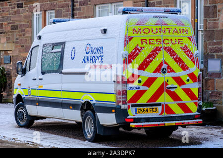 RAF Mountain Rescue Fahrzeug 'Oscar' geparkt und im Schnee in Highlands von Schottland abgedeckt Stockfoto