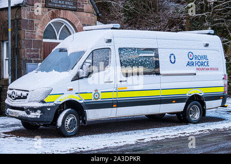 RAF Mountain Rescue Fahrzeug 'Oscar' geparkt und im Schnee in Highlands von Schottland abgedeckt Stockfoto