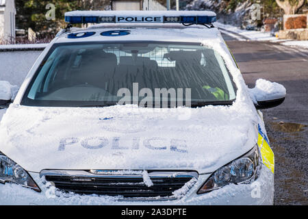 Polizei Schottland Schnee Polizei Streifenwagen außerhalb Lochcarron Polizeistation Stockfoto