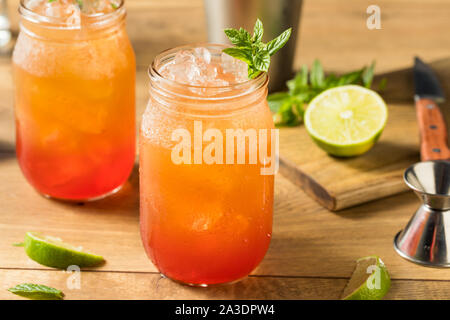 Hausgemachten süßen Planters Punch mit Limette und Minze Stockfoto