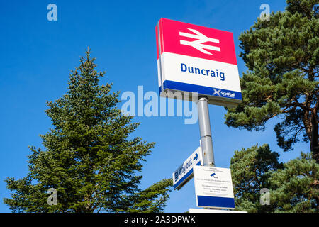 Duncraig Bahnhof mit seiner ungewöhnlichen achteckigen Warteraum ScotRail Zug der Linie von Inverness nach Kyle von Lochalsh, in der Nähe der Plockton auf Loch Carron Stockfoto