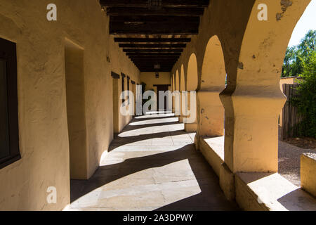 Bögen und Gehweg in der Santa Ines Mission Church in Solvang, Kalifornien Stockfoto