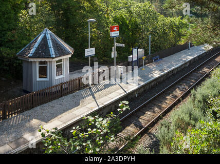 Duncraig Bahnhof mit seiner ungewöhnlichen achteckigen Warteraum ScotRail Zug der Linie von Inverness nach Kyle von Lochalsh, in der Nähe der Plockton auf Loch Carron Stockfoto