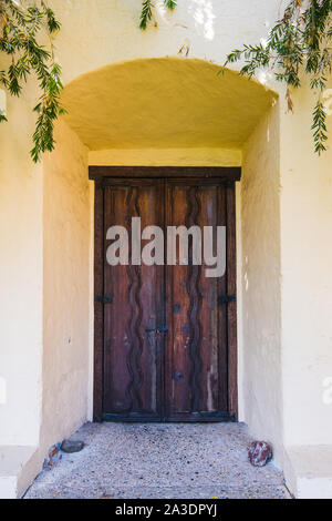 Rustikale Holztür in der dicken Adobe Wände der Mission Santa Ines in Solvang, Kalifornien Stockfoto