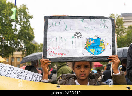 7 Oct 2019 - London, UK. Eine junge Klimawandel Aktivist hält die Fahne an Aussterben Rebellion Protest in London. Stockfoto