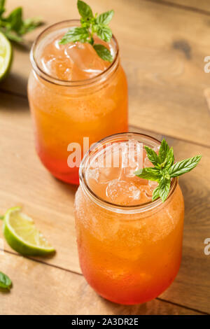 Hausgemachten süßen Planters Punch mit Limette und Minze Stockfoto