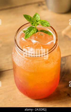 Hausgemachten süßen Planters Punch mit Limette und Minze Stockfoto