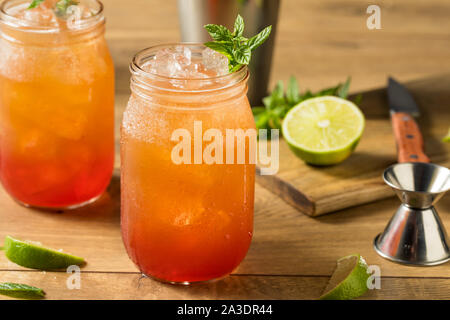 Hausgemachten süßen Planters Punch mit Limette und Minze Stockfoto