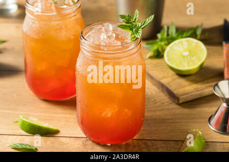 Hausgemachten süßen Planters Punch mit Limette und Minze Stockfoto